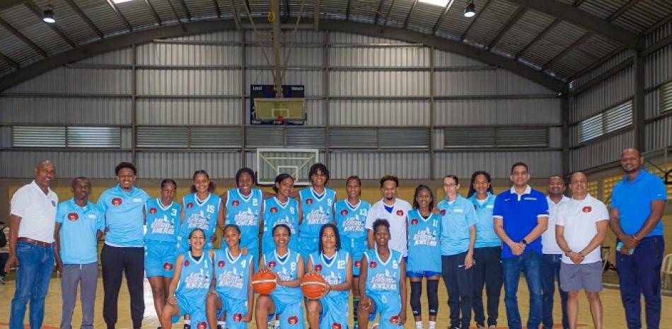 Amarfis dona uniformes a equipo femenino de baloncesto de Monte Plata. Foto: Fuente externa