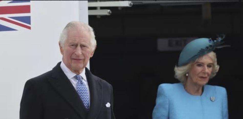 El rey Carlos III de Gran Bretaña y Camila, la reina consorte, llegan al aeropuerto de Berlín el miércoles 29 de marzo de 2023. El rey Carlos III llega el miércoles para una visita oficial de tres días a Alemania. (Jens Buettner/dpa vía AP)