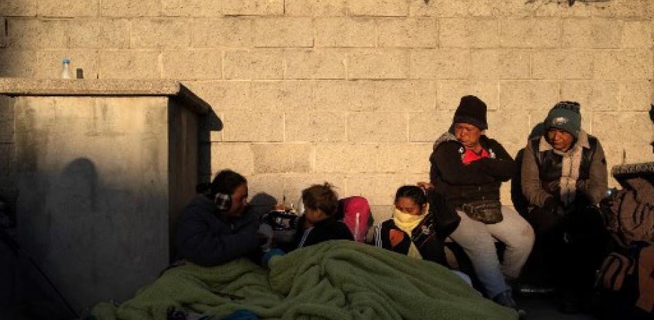 Familiares de migrantes esperan noticias de sus familiares víctimas del incendio en México.  AFP