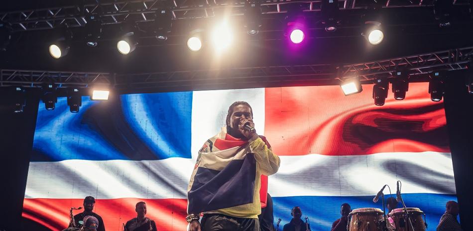 Omega lleva la bandera dominicana del merengue por países europeos y a México.