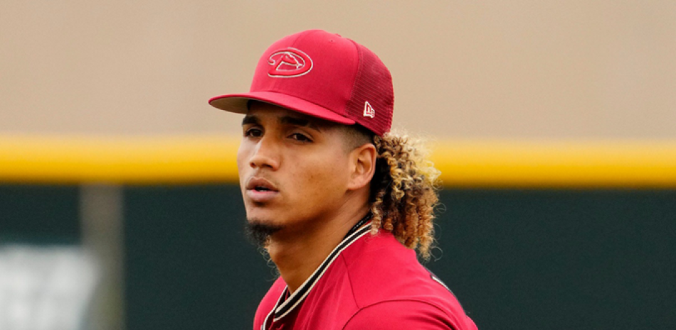 El derecho firmó como agente libre internacional por $275,000, el bono por firmar más alto de la clase 2016 de Cleveland. No hizo su debut profesional hasta 2018 en la Liga de Novatos de Arizona, luego de perderse el 2017 por una distensión en el codo. En 2019 lanzó para Mahoning Valley Scrappers, un equipo universitario.