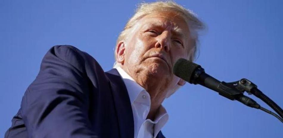 El expresidente Donald Trump habla en un acto de campaña en el Aeropuerto Regional de Waco, Texas, 25 de marzo de 2023. (AP Foto/Evan Vucci)