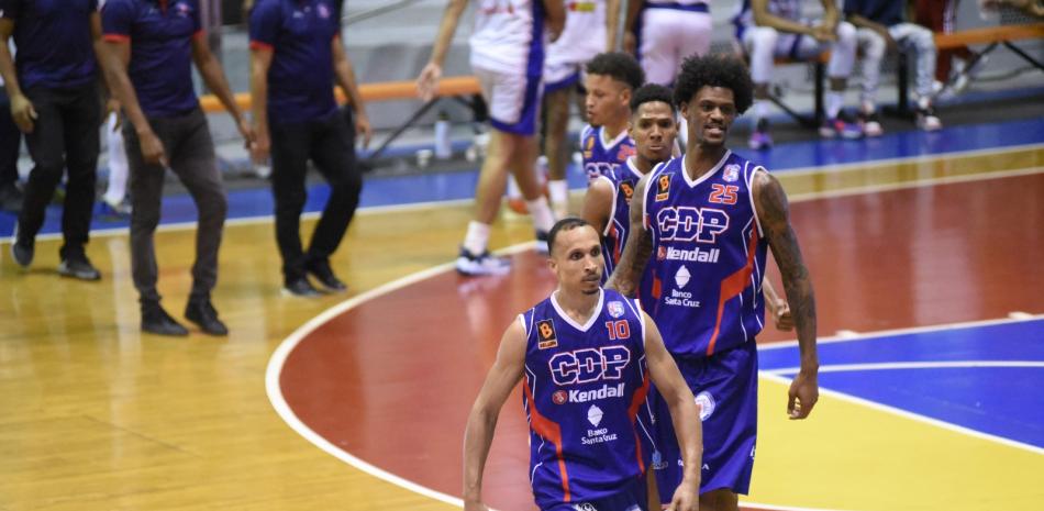 Adris de León anotó 27 puntos y repartió 9 asistencias.