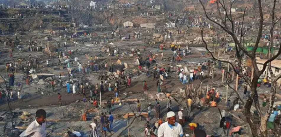 Un campo de refugiados rohingya en Bangladesh destruido por un incendio, lo que ha dejado a más de 12.000 personas sin refugio. Europa Press
