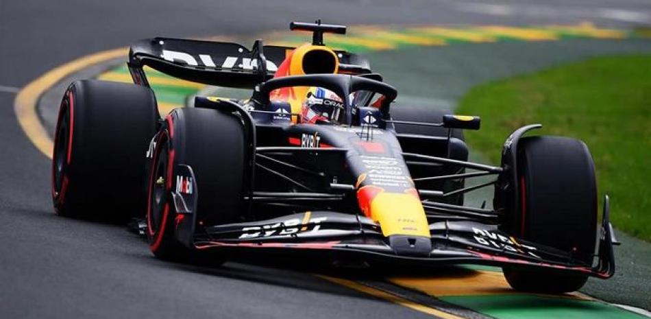 Max Verstappen conduce su Red Bull hacia la posició de polo para el Gran Premio de Australia.
