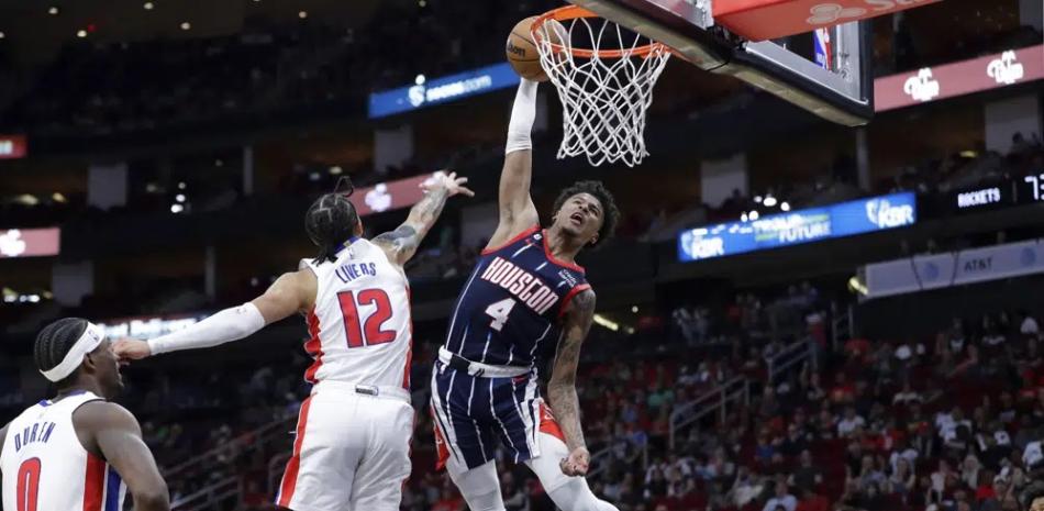 Jalen Green de los Rockets de Houston encesta sobre Isaiah Livers de los Pistons de Detroit, durante la segunda mitad del partido de la NBA, el viernes 31 de marzo.
