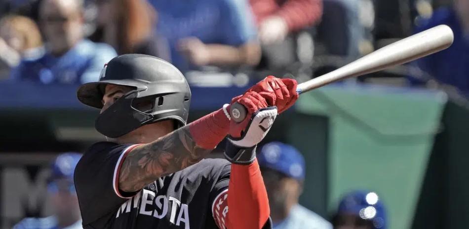 El puertorriqueño José Miranda conecta un sencillo productor ante los Reales de Kansas City.