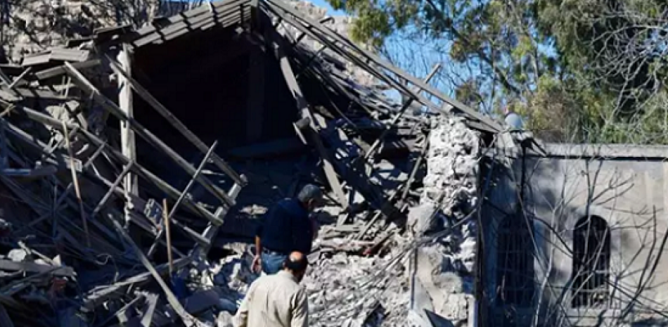 Civiles sirios comprobando la destrucción causada por un misil israelí en el centro histórico de Damasco, la capital del país. Europa Press