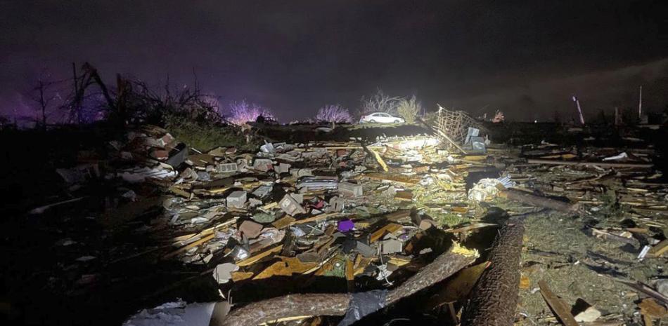 Esta fotografía proporcionada por el Departamento de Policía de Adamsville, Tennessee, muestra escombros en el área de Adamsville, Tennessee, el viernes 31 de marzo de 2023, después del paso de un tornado mortal. (Departamento de Policía de Adamsville vía AP)
