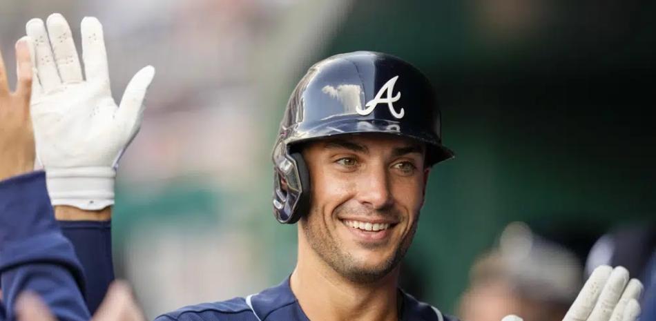 Matt Olson, de los Bravos de Atlanta, festeja su jonrón solitario en el primer inning del juego ante los Nacionales de Washington.