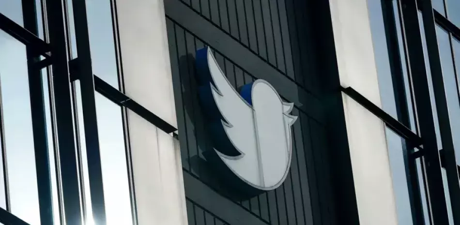 Un logotipo de Twitter afuera de las oficinas de la compañía en San Francisco, el 19 de diciembre de 2022.