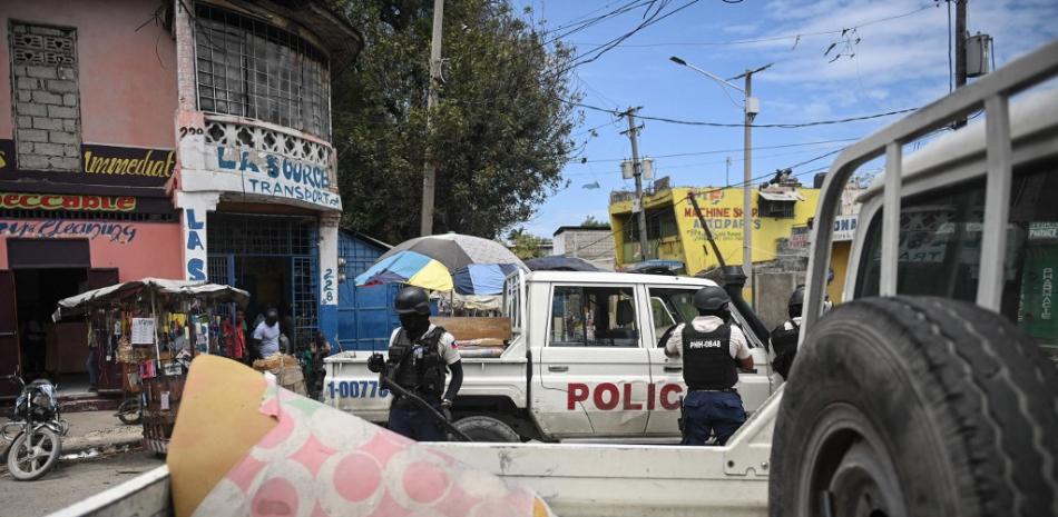 Oficiales de policía patrullan un vecindario en medio de la violencia relacionada con pandillas en el centro de Puerto Príncipe el 25 de abril de 2023.