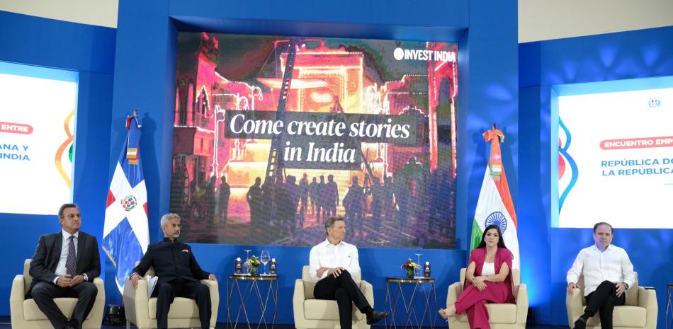 El canciller Indio junto al ministro de Relaciones Exteriores dominicano y otras personalidades