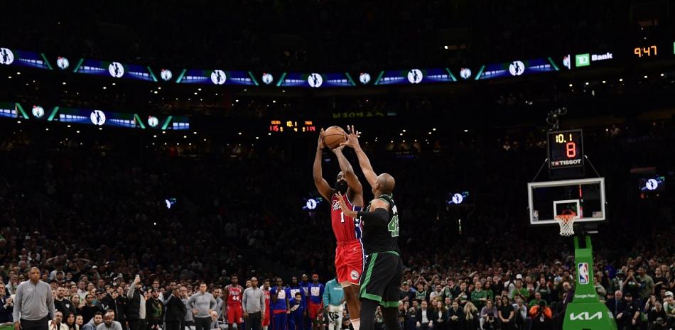 James Harden, de los Sixers, lanza un triple sobre la defensa de Al Horford, de los Celtics, en acción del primer partido de la semifinal del Este en los playoffs de la NBA.