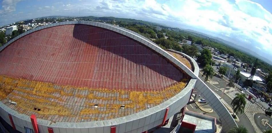 El techo de la Gran Arena del Cibao Oscar Gobaira presenta un gave deterioro lo que provoca filtraciones hacia el tabloncillo.