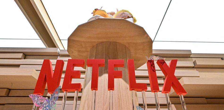 Esta foto tomada el 24 de marzo de 2023 muestra una pantalla de Netflix dentro de la entrada principal de la oficina del gigante de la transmisión Netflix durante una gira de medios y una conferencia de prensa en el área de Roppongi en Tokio.