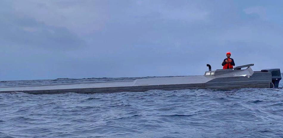Esta foto del folleto publicada por el Ejército de Colombia muestra a un miembro del Ejército parado en un sumergible utilizado para traficar drogas en Bahía Málaga, Valle del Cauca, Colombia, el 12 de mayo de 2023.
