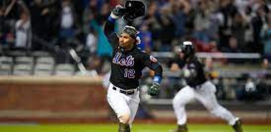 Francisco Lindor celebra luego de disparar su imparable decisivo