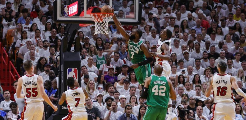 Jaylen Brown se escapa de la defensa de Bam Adebayo para realizar un donkeo en el partido número cuatro de la serie. Observan la acción Al Horford, Kyle Lowry, Duncan Robinson y Caleb Martin.