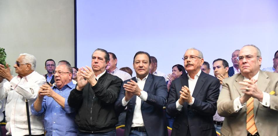 Francisco Javier García junto a Abel Martínez, Danilo Medina y otros miembros del Partido de la Liberación Dominicana.
