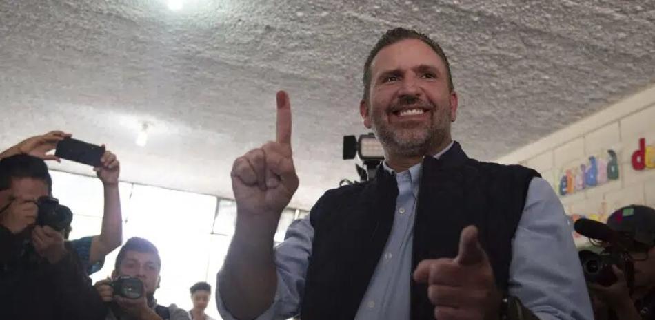 Roberto Arzú, candidato presidencial del partido Podemos, muestra su dedo manchado de tinta después de votar en las elecciones generales en Ciudad de Guatemala, el 16 de junio de 2019