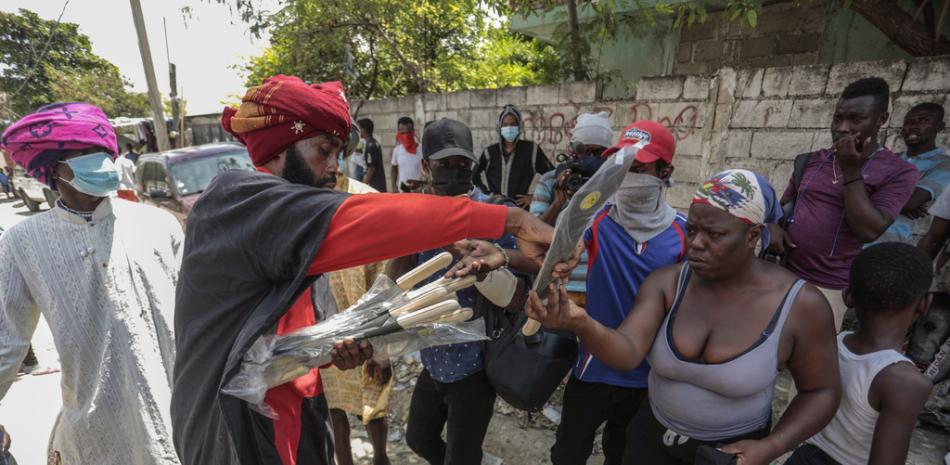 Haitianos recibiendo armas