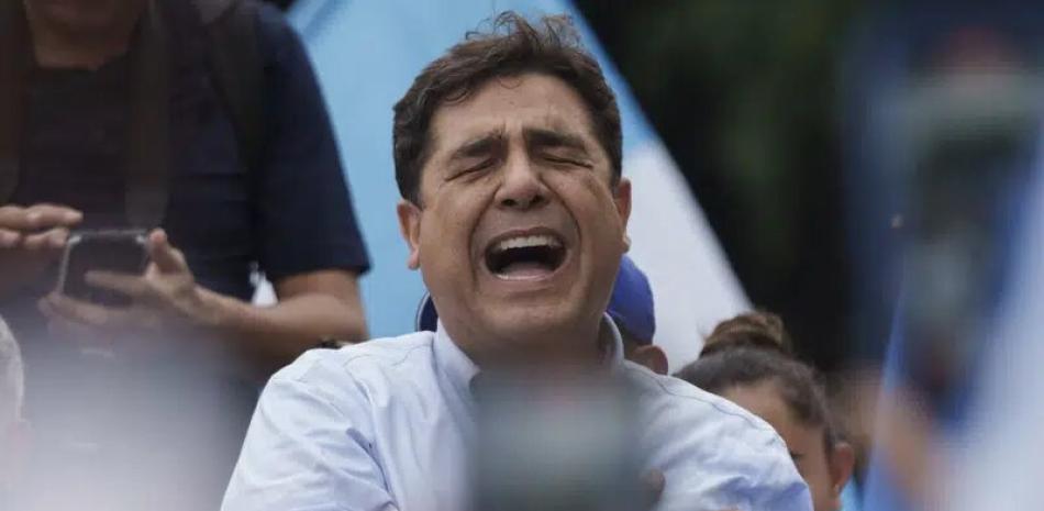 El candidato presidencial Carlos Pineda, del partido Prosperidad Ciudadana, entona el himno nacional tras salir de la Corte de Constitucionalidad en la Ciudad de Guatemala, el sábado 20 de mayo de 2023.