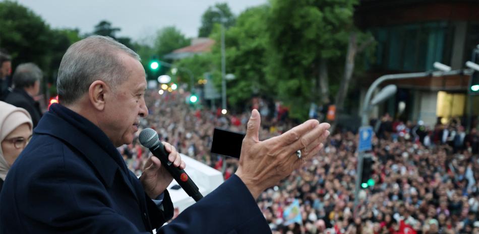 El presidente turco, Recep Tayyip Erdogan (derecha), y su esposa, Emine Erdogan (izquierda), dirigiéndose a los simpatizantes reunidos frente a su residencia en el distrito de Kisikli en Estambul.
