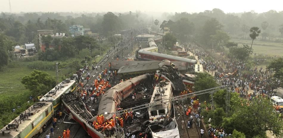 Una foto tomada con un dron muestra rescatistas trabajando en el lugar donde se descarrilaron trenes de pasajeros, en el distrito de Balasore, en India, el sábado 3 de junio de 2023