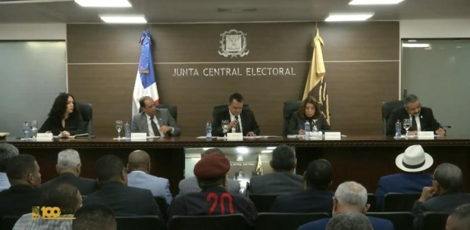 El pleno de la Junta Central Electoral (JCE) decidió ordenar la licitación de aproximadamente 12,000 laptops para compensar el déficit de escáneres que tiene el órgano electoral de cara a la realización de las elecciones municipales, congresuales y presidenciales pautadas para el 2024.