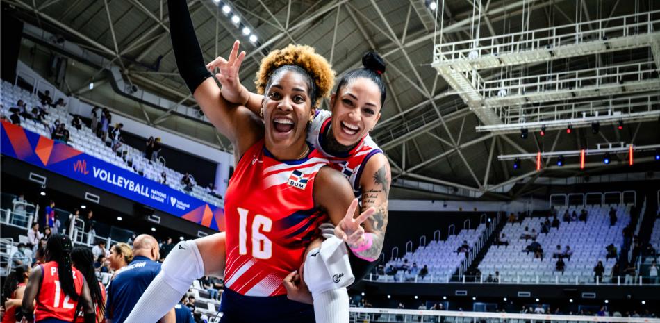 Yonkaira Peña y Brenda Castillo celebran luego de la inesperada victoria sobre Serbia.