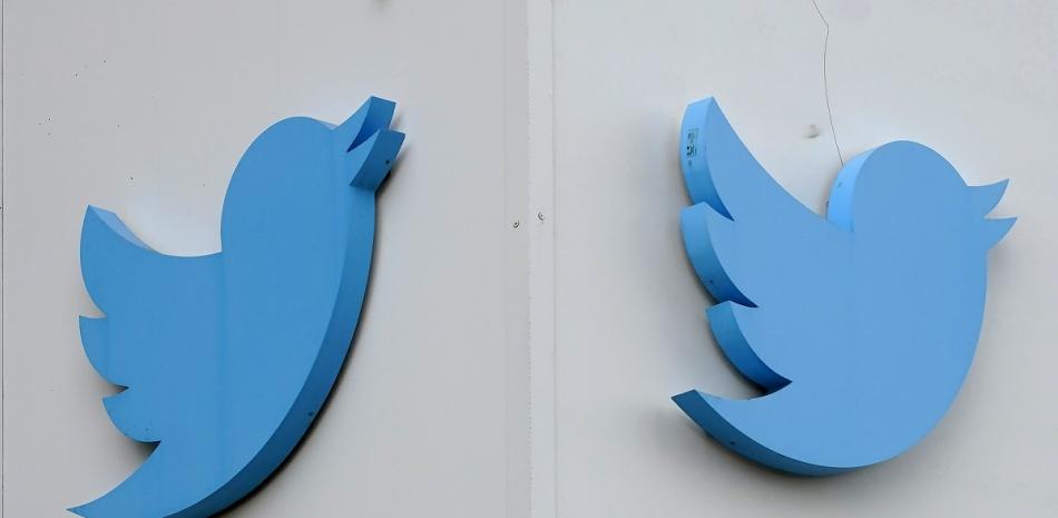 Logotipos de Twitter cuelgan afuera de las oficinas de la compañía en San Francisco, el 19 de diciembre de 2022.