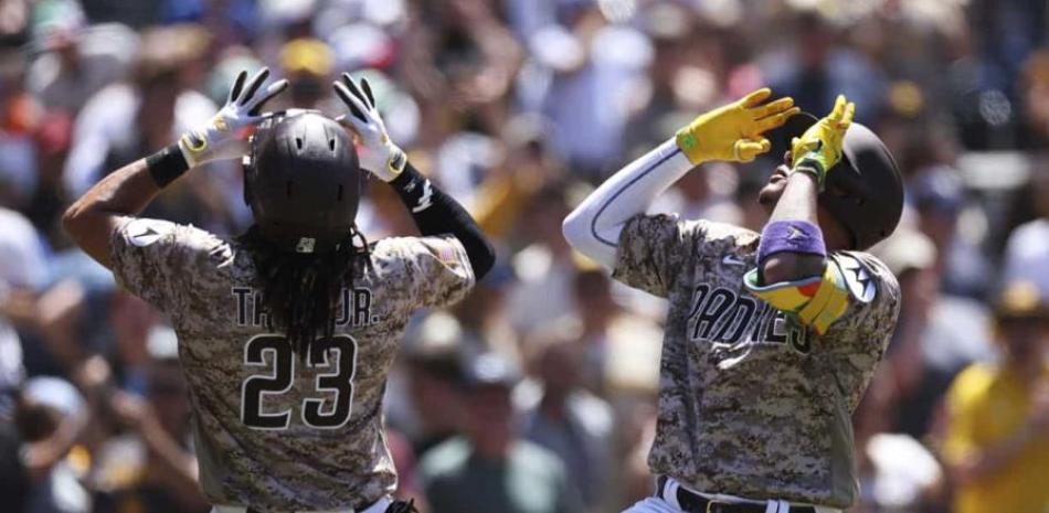 Manny Machado, derecha, celebra con Fernando Tatis Jr. (23), ambos de los Padres de San Diego, después de un cuadrangular de dos carreras del primero en contra de los Mets de Nueva York, en la quinta entrada del juego.