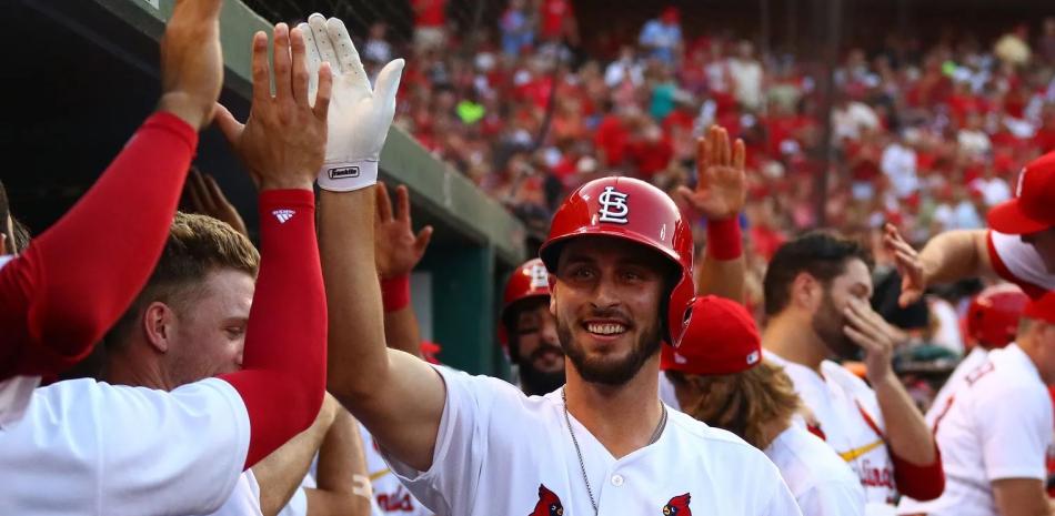 Paul DeJong es felicitado por sus compañeros al llegar al dogout.