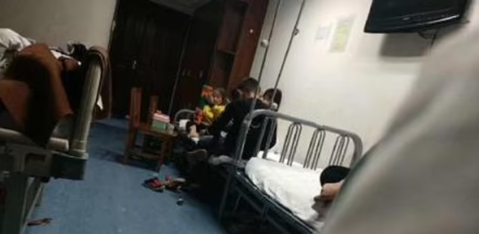 Niños envenenados siendo tratados en el hospital.