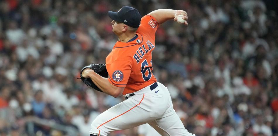 El abridor de los Astros de Houston, Brandon Bielak, trabaja durante la primera entrada del juego contra los Rockies.