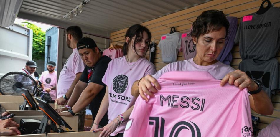 Fans compran la camiseta del jugador argentino Lionel Messi antes de su debut con el Inter Miami.