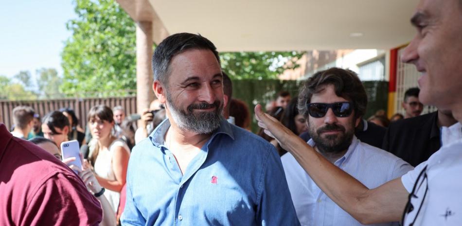 El presidente del partido de extrema derecha VOX, Santiago Abascal, saluda a sus seguidores cuando se va después de emitir su voto Thomas COEX / AFP)
