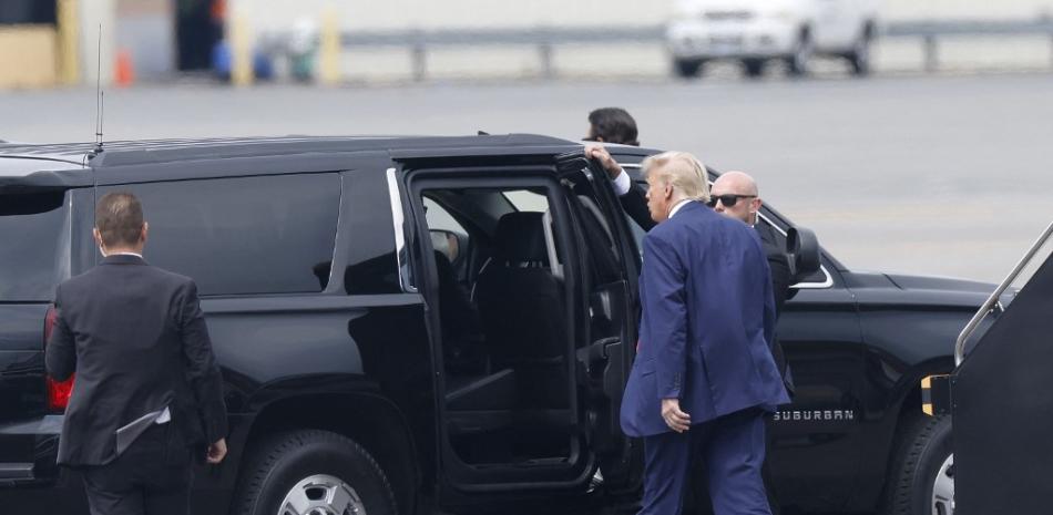 El expresidente estadounidense Donald Trump llega al Aeropuerto Nacional Ronald Reagan de Washington el 3 de agosto de 2023 en Arlington, Virginia