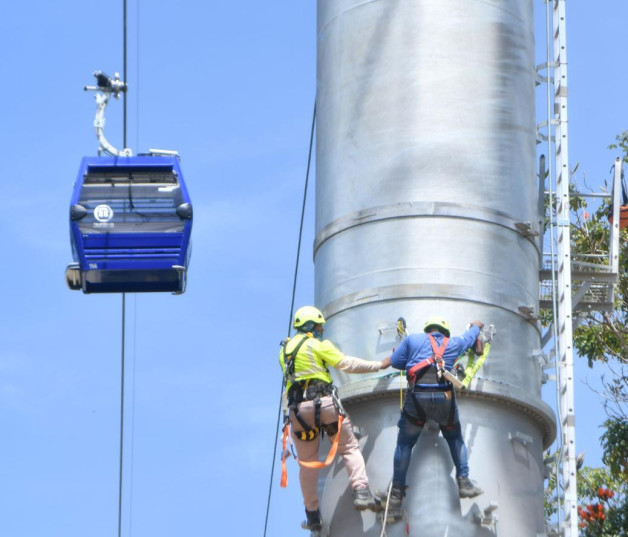 El primer día del teleférico de Los Alcarrizos se llena de quejas de los usuarios 1 Personas de Los Alcarrizos se quejan por cambio de horario en servicios.raúl asencio/lD
