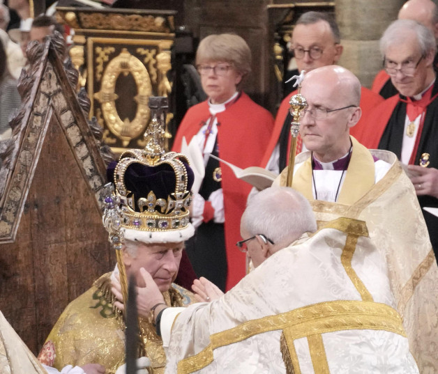 El rey Carlos III sentado mientras es coronado con la corona de San Eduardo por el arzobispo de Canterbury, el reverendo Justin Welby, durante la ceremonia de coronación en la Abadía de Westminster en Londres, el sábado 6 de mayo de 2023