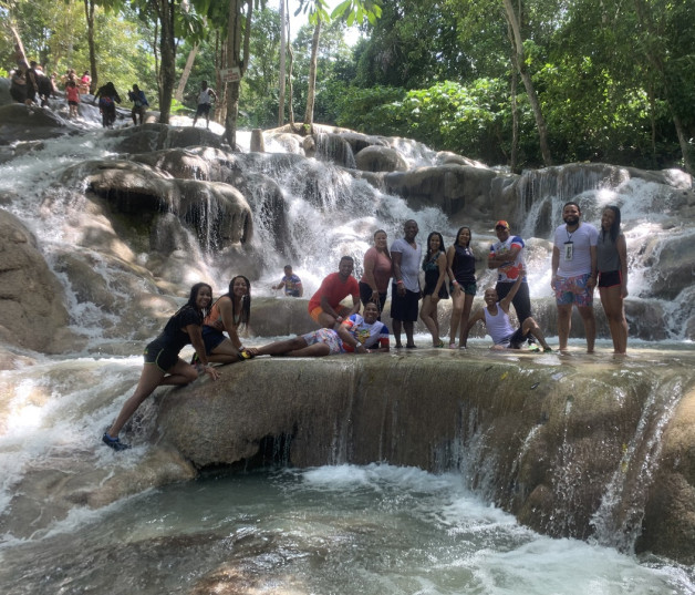 Parte del grupo que visitó el río Dunn, en Ocho Ríos.