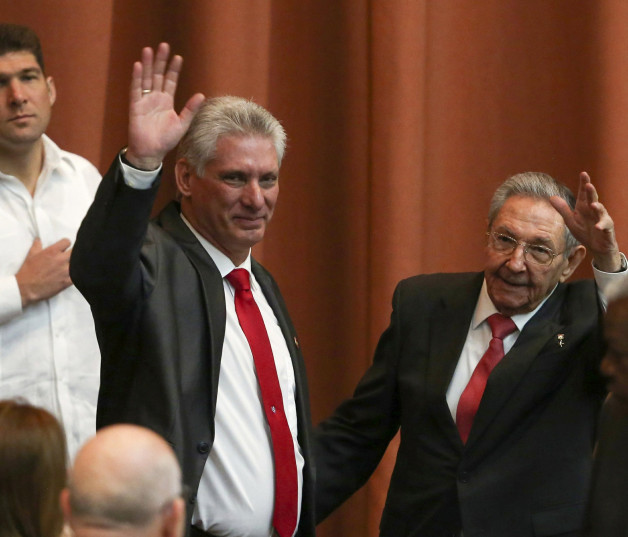 El presidente cubano, Miguel Díaz-Canel, izquierda, en foto junto a Raúl Castro, aseguró que las plataformas independientes son cada día menos “democráticas”.