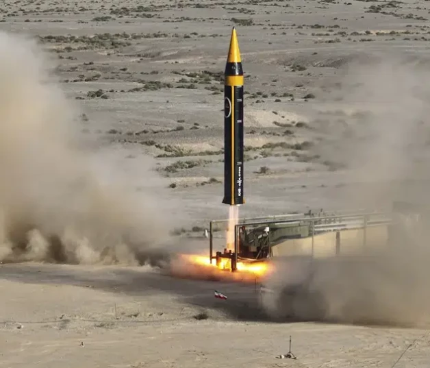 El departamento de Defensa iraní muestra el lanzamiento de un misil Khorramshahr-4 desde un lugar no revelado del país.