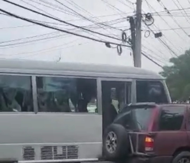 Imagen del momento en que el chofer del transporte público Julio César Jiménez Lorenzo embiste al mayor retirado Julio César de la Rosa Frías