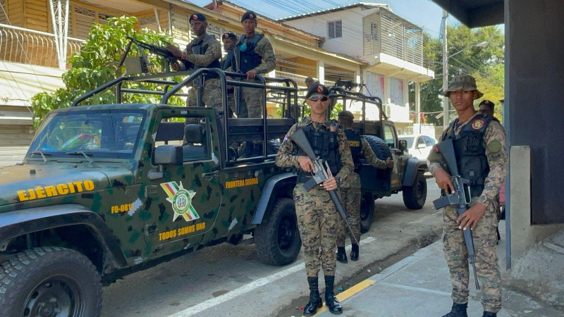 Agentes de la Policía Nacional acompañados del miembros del Ejército Dominicano, custodian el municipio de Navarrete ante llamado a movilización de grupos populares.
