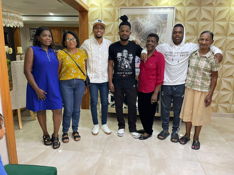 De izquierda a derecha, Anayma Germán, Irdelenia Germán, el redactor Marcos Nivar, Franklin Germán, Estervina Polanco, Derian Germán y Catalina Ramírez en la residencia de doña Estervina en San Pedro de Macorís.