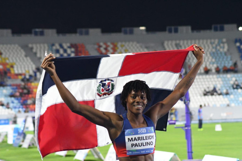 Marileidy Paulino pone en el alto la bandera dominicana luego de romper récord en los Juegos Centroamericanos y del Caribe.