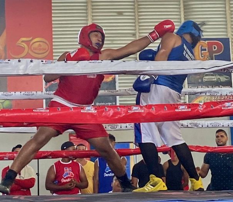 Un momento de acción en la ronda eliminatoria del norte de boxeo juvenil.