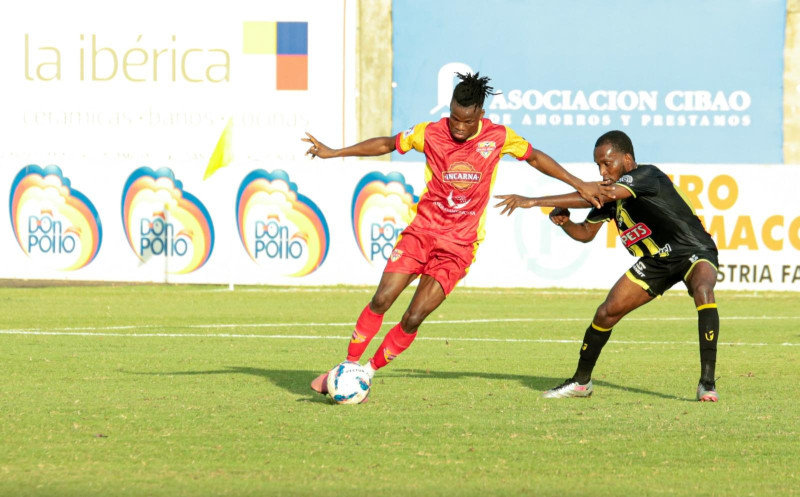 Momento de acción en el partido entre Moca FC y Atlético Vega Realen la Liguilla de la LDF.